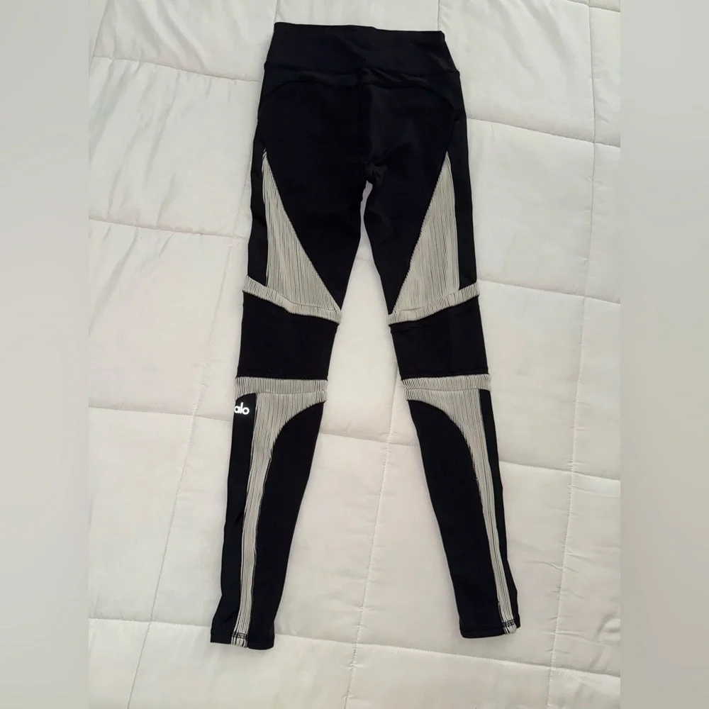 Alo Yoga Electric High-Waist Leggings black white stripes airbrush fabric
